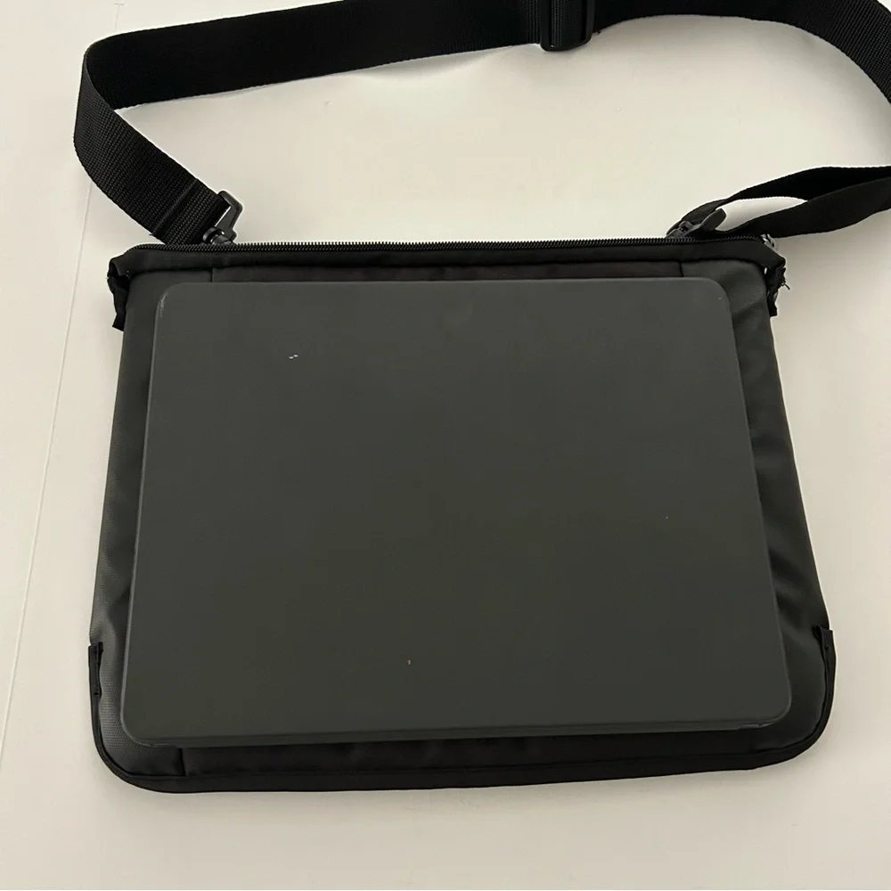 ⭐ Case Logic Intrata Black small Laptop iPad tablet shoulder bag travel case